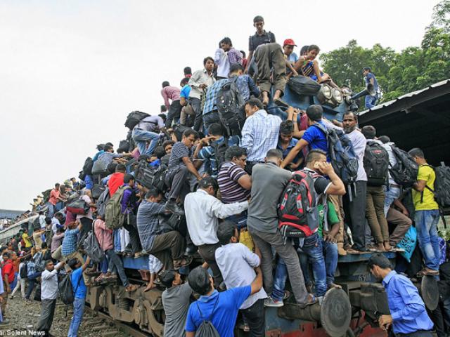 Media - Dựng tóc gáy với cảnh ngàn người đu bám trên nóc tàu về quê nghỉ lễ