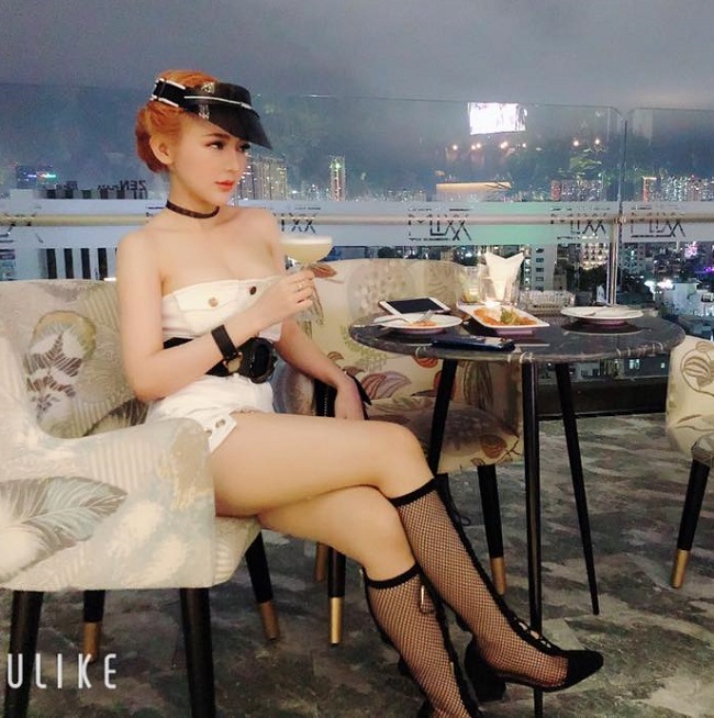 DJ Na sở hữu lượng người theo dõi cực lớn trên mạng xã hội một phần nhờ gu thời trang phóng khoáng.