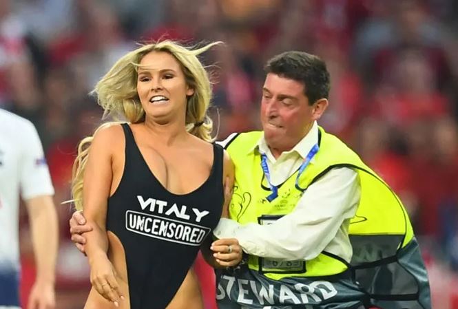 Gây náo loạn chung kết Champions League, mẫu nữ khoả thân nhận án phạt - 1