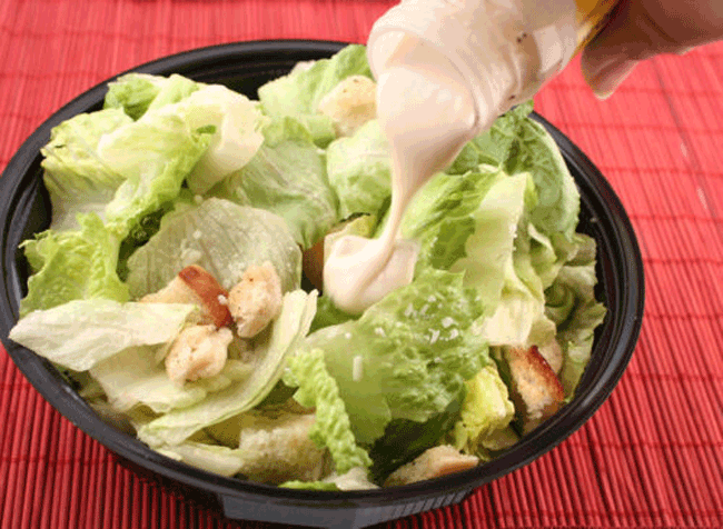 8. Salad ít hoặc không béo thường chứa rất nhiều đường, muối và phụ gia thực phẩm. Thay vào đó, hãy tự chuẩn bị nước sốt để đảm bảo sức khỏe.