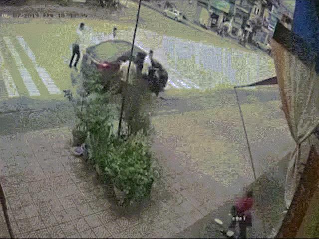 Pháp luật - Bị hành hung, người phụ nữ lao vào "ăn thua" với 4 thanh niên