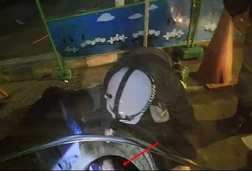 Mải nhìn điện thoại, nữ sinh rơi tõm xuống hố ga sâu 8m - 1