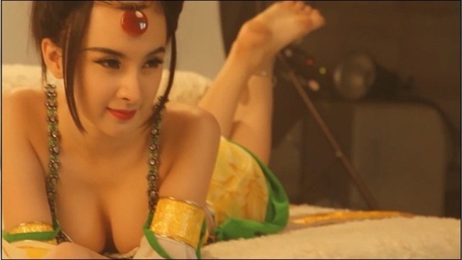 Trước tin đồn này, cô đã lên tiếng khẳng định: &#34;Sự thật tôi chưa từng nâng ngực, chỉ là do tôi độn khéo nên ăn gian được vòng một thôi&#34;.