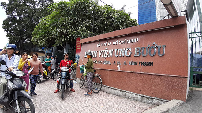 Vụ “thánh livestream” Lê Dương Bảo Lâm bị đánh khi phát cơm từ thiện: “Bọn con đang diễn để quay phim”? - 1