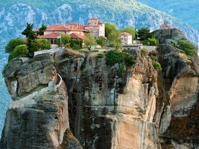 Du lịch - Tu viện "cô đơn" cheo leo trên đỉnh núi