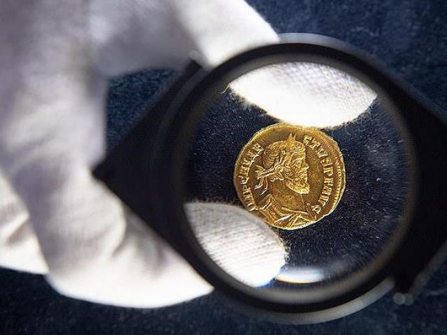 Thế giới - Cày xới cánh đồng, vớ được đồng xu giá hơn 16 tỉ