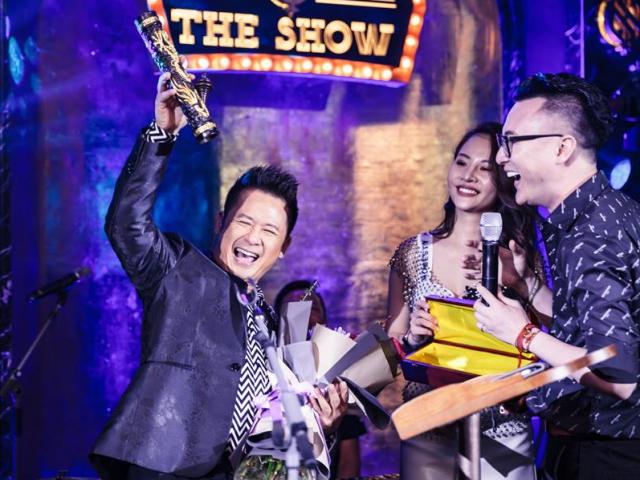 Ca nhạc - MTV - Bằng Kiều "run" khi nhận được món quà đặc biệt trong show kỷ niệm 30 năm ca hát