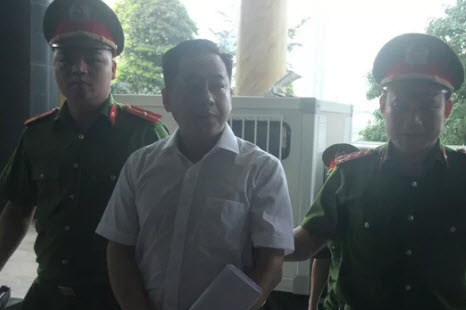 Cựu thứ trưởng Bộ Công an mặc áo sơ mi trắng ra tòa cùng Vũ "nhôm" - 2