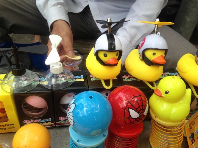 Thú nhún "Emoji lò xo" lên cơn sốt, bán ngập vỉa hè Sài Gòn - 3