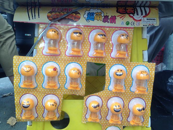 Thú nhún "Emoji lò xo" lên cơn sốt, bán ngập vỉa hè Sài Gòn - 10