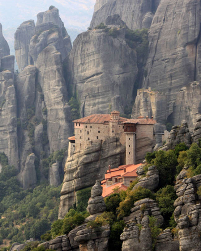 Tu viện "cô đơn" cheo leo trên đỉnh núi - 1