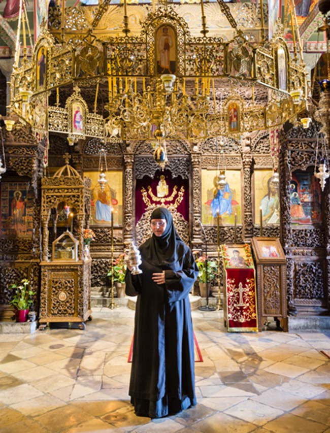 Tu viện "cô đơn" cheo leo trên đỉnh núi - 2