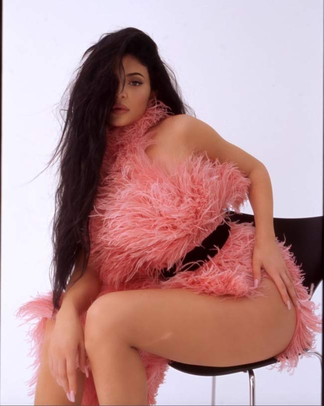 Với vòng 3 siêu quyến rũ, Kendall mặc những kiểu bodysuit đủ kiểu dáng nhưng đều khoét cao lộ đùi.