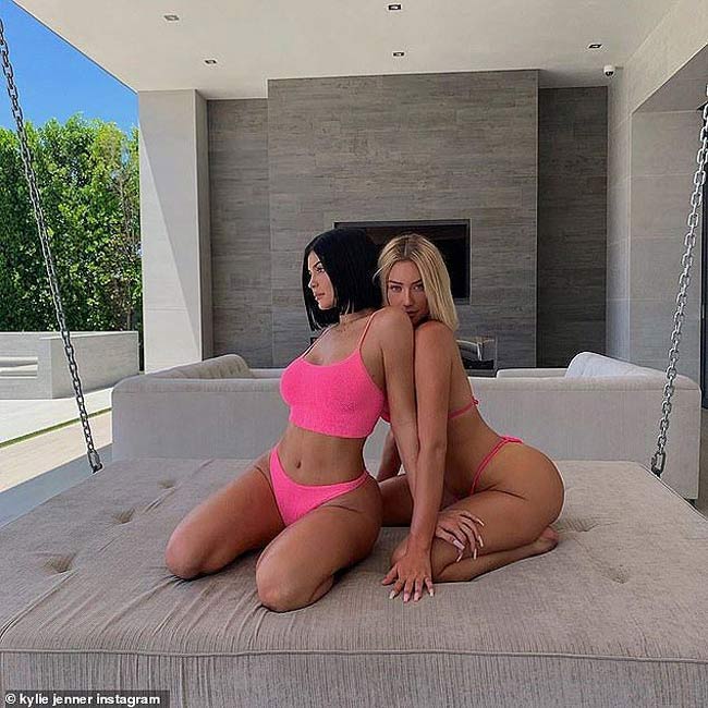 Hình ảnh mới của Kylie bên bạn thân nhận được rất nhiều lời ca ngợi với style quá bốc lửa.