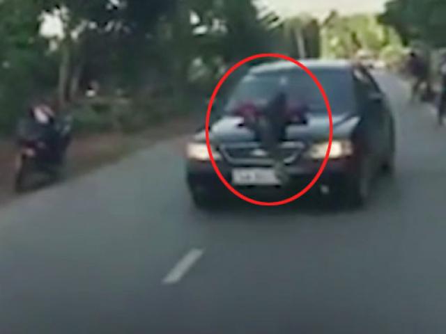 Bạn trẻ - Cuộc sống - Clip: Thanh niên chặn đầu ô tô rồi nằm trên nắp capo gây bức xúc