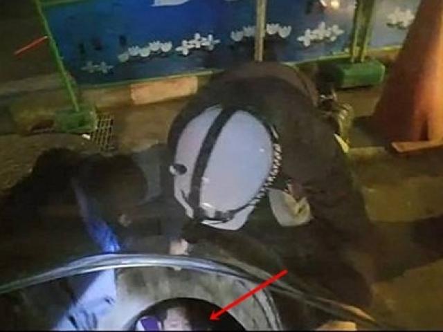 Bạn trẻ - Cuộc sống - Mải nhìn điện thoại, nữ sinh rơi tõm xuống hố ga sâu 8m