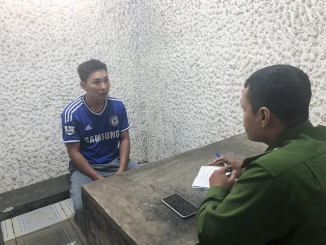 Pháp luật - "Ma men" leo lên ô tô người khác ngủ quên, đánh công an ngay tại trụ sở