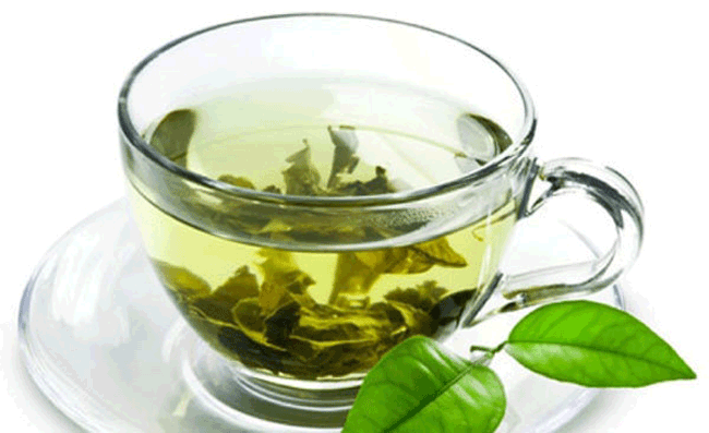 3. Uống trà xanh: Một nghiên cứu cho thấy, tỷ lệ mắc ung thư đại trực tràng thấp hơn 54% ở những người thường xuyên uống trà xanh. Nghiên cứu cũng đang được thực hiện để xác định vai trò của trà xanh trong việc ngăn ngừa nhiều loại ung thư khác, bao gồm ung thư phổi và tuyến tụy.