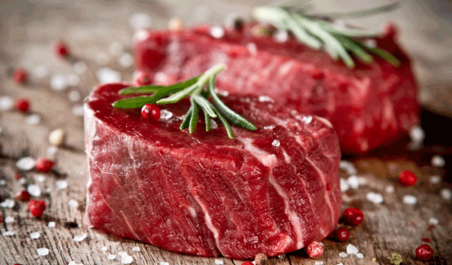 2. Hạn chế ăn thịt đỏ: Nhiều nghiên cứu đã liên kết giữa việc thường xuyên ăn thịt đỏ với việc tăng nguy cơ bị ung thư đại trực tràng. Đặc biệt nên hạn chế ăn các loại thịt chế biến, thịt muối, hun khói hoặc xúc xích. Nên chọn những miếng thịt nạc, loại bỏ mỡ và không nướng thịt trên vỉ nướng là cách tốt nhất để có chế độ ăn uống an toàn.