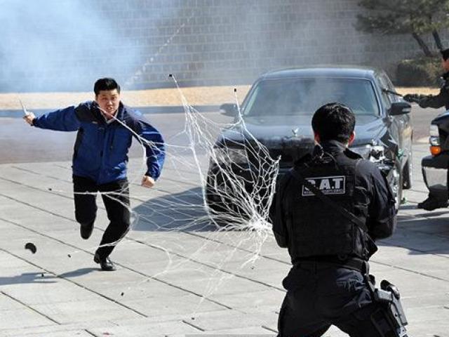 Media - Cảnh sát quăng lưới khống chế kẻ múa dao trên phố