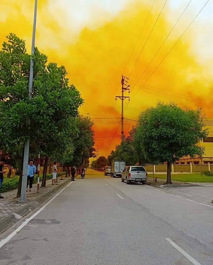Đám khói lạ màu vàng phủ một góc trời khiến dân lo lắng - 1
