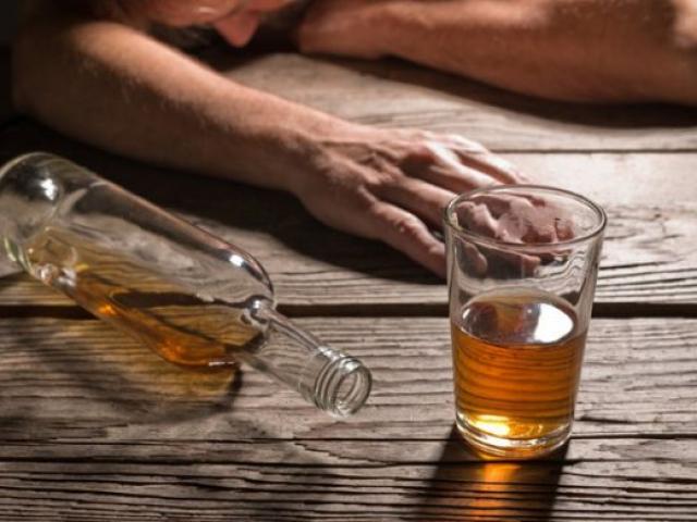 Pháp luật - Rủ bạn tình uống rượu rồi cho "quan hệ", cô gái lấy xe máy bỏ đi