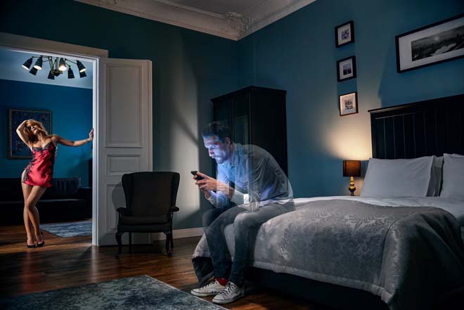 Chùm ảnh: Giật mình vì nghiện smartphone ta đã làm tổn thương nhau - 4