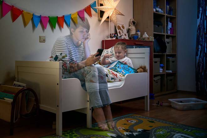 Chùm ảnh: Giật mình vì nghiện smartphone ta đã làm tổn thương nhau - 2