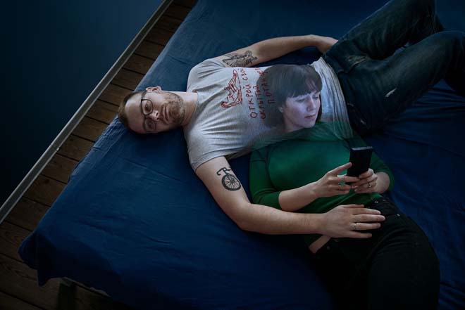 Chùm ảnh: Giật mình vì nghiện smartphone ta đã làm tổn thương nhau - 5