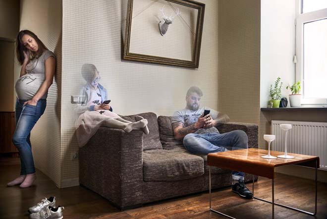 Chùm ảnh: Giật mình vì nghiện smartphone ta đã làm tổn thương nhau - 7