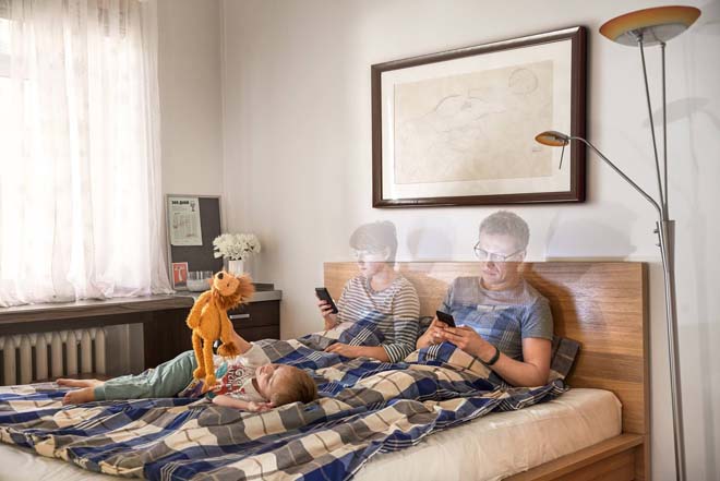 Chùm ảnh: Giật mình vì nghiện smartphone ta đã làm tổn thương nhau - 2