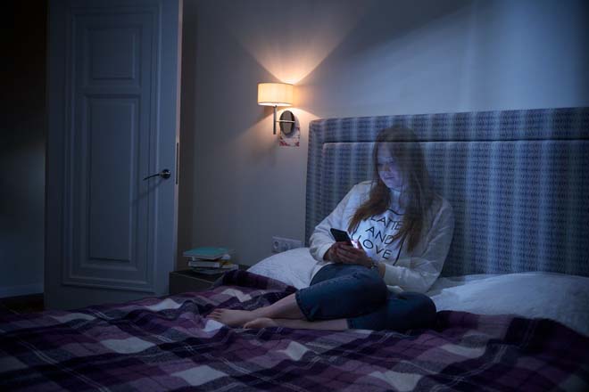 Chùm ảnh: Giật mình vì nghiện smartphone ta đã làm tổn thương nhau - 8