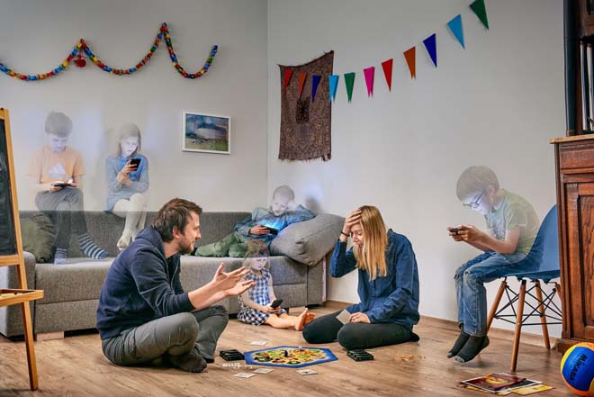 Chùm ảnh: Giật mình vì nghiện smartphone ta đã làm tổn thương nhau - 5