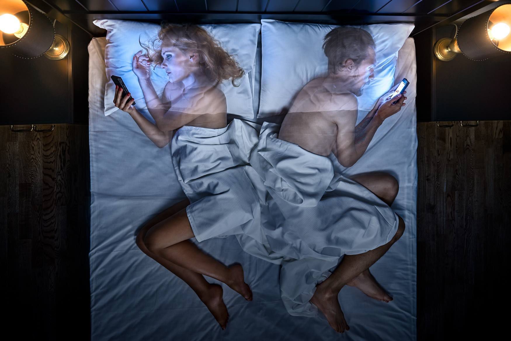 Chùm ảnh: Giật mình vì nghiện smartphone ta đã làm tổn thương nhau - 4