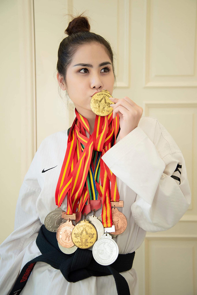 Trước đó, Hoàng Hạnh khoe 10 huy chương trong sự nghiệp thi đấu võ thuật. Cô học võ Taekwondo từ năm lớp 8, đã lên cấp đai đen 2 đẳng, tham gia thi đấu nhiều giải uy tín như Giải trẻ, giải Ba miền, Giải quốc gia...