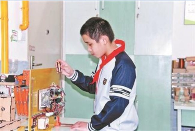 Bị mẹ mắng vì để quần áo ướt mưa, nam sinh lớp 6 phát minh thiết bị "thần kỳ" - 2