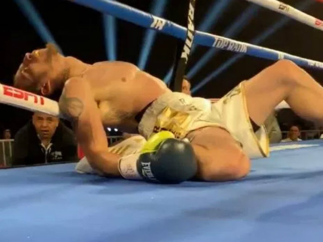 Thể thao - Boxing đáng sợ: Cú đấm "Bazooka" hủy diệt, đối ngủ ngất lịm trên dây