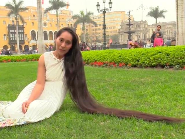 Phi thường - kỳ quặc - Video: Choáng với cô gái có mái tóc dài nhất thế giới