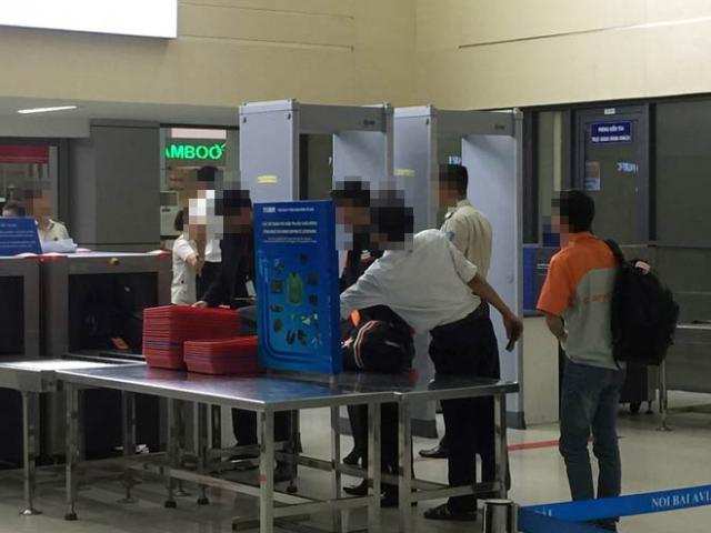 Pháp luật - Camera an ninh Nội Bài "bắt tận tay" nhân viên trộm đồ