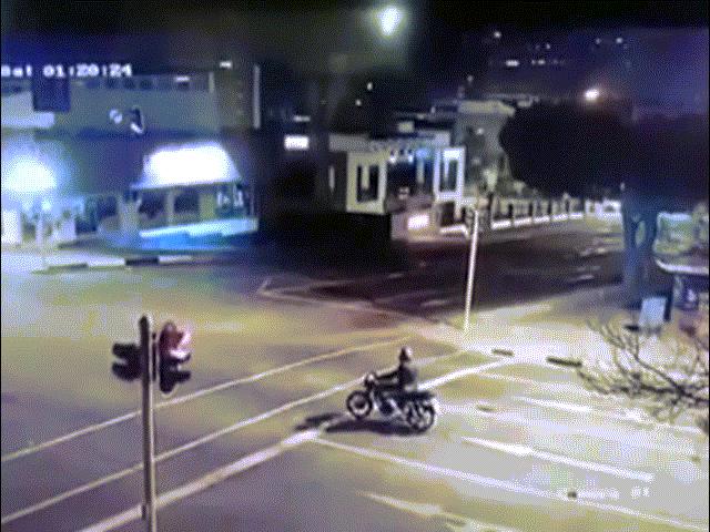 Thế giới - Dừng đèn đỏ, người lái xe máy lĩnh trọn cú đâm "tử thần" ở Nam Phi