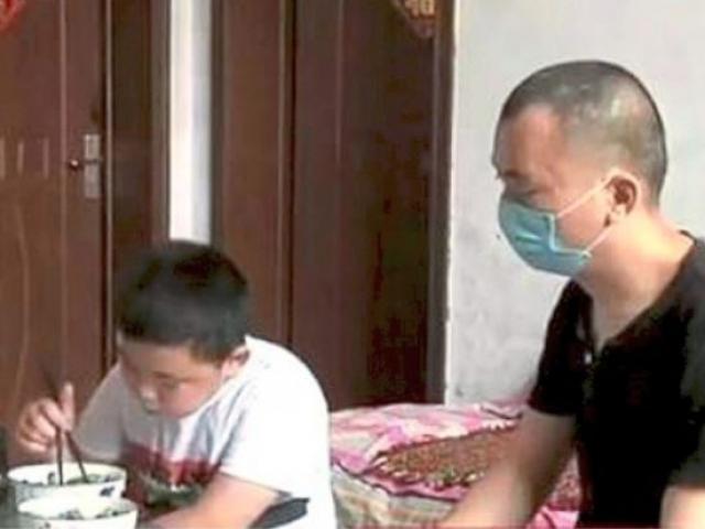 Cậu bé 11 tuổi ăn thịt mỡ hàng ngày để cứu bố bệnh tật