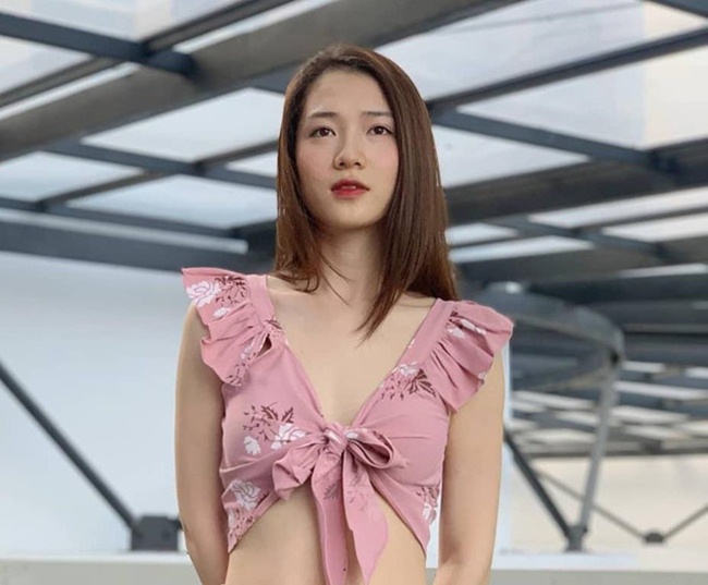 Bà mẹ một con tự tin diện áo croptop khoe vòng eo con kiến nhỏ nhắn.