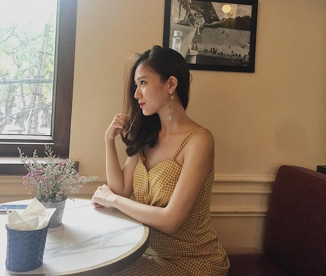 Trâm Anh bắt đầu gây chú ý sau bức ảnh xinh đẹp tại lễ bế giảng trường THPT Phan Đình Phùng, Hà Nội. Sau khi công khai chuyện tình với ca sĩ JustaTee, cặp đôi nhận được sự ủng hộ của người hâm mộ.