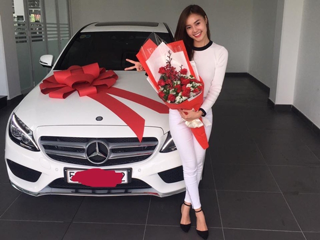 Có sự nghiệp thành công, Lan Ngọc còn sở hữu khối gia tài khổng lồ. Cô mua siêu xe giá khoảng 2 tỷ đồng vào cuối năm 2016.