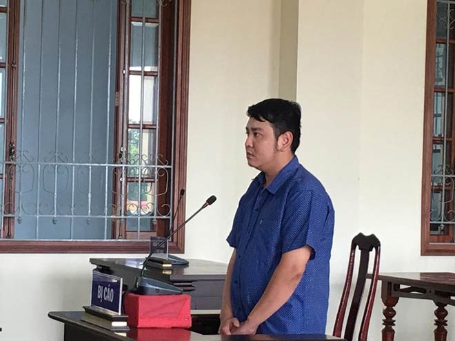 Bị đập đầu vì được mời bia không tiếp lại còn chụp hình - 1