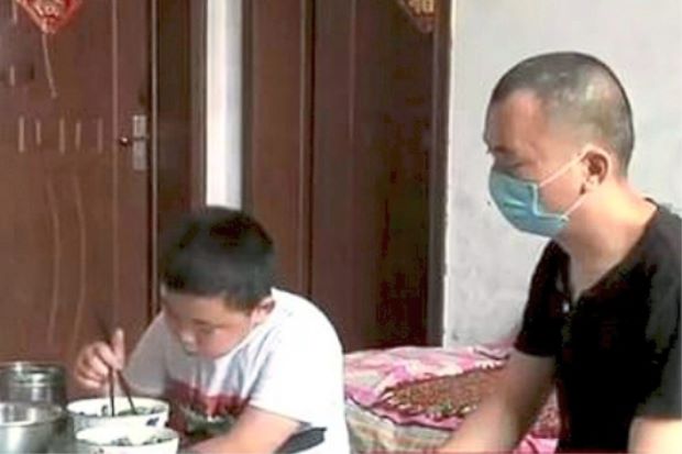 Cậu bé 11 tuổi ăn thịt mỡ hàng ngày để cứu bố bệnh tật - 1