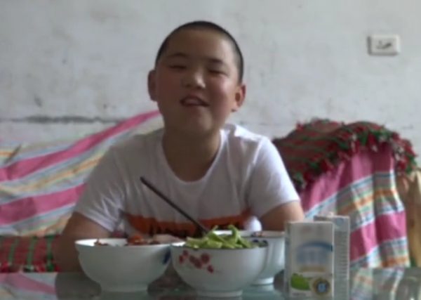 Cậu bé 11 tuổi ăn thịt mỡ hàng ngày để cứu bố bệnh tật - 3