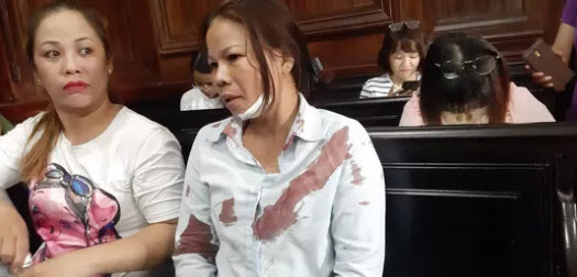 Chồng giết người, vợ bị đánh giữa tòa - 2