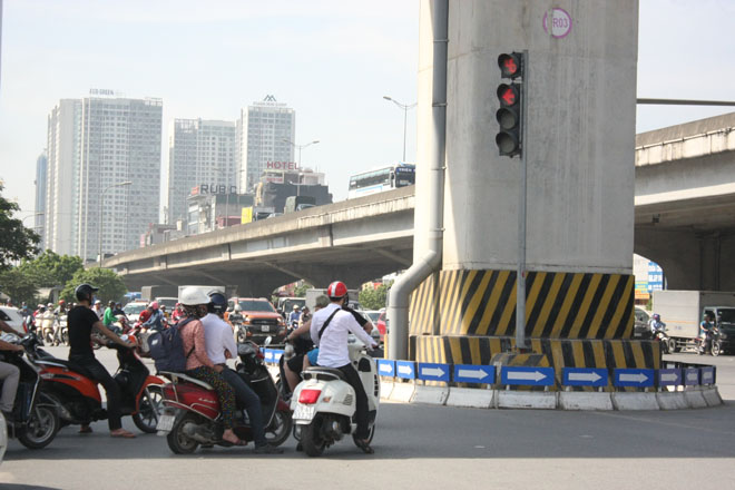 Chùm ảnh: Muôn kiểu vi phạm giao thông ngày nắng nóng - 1