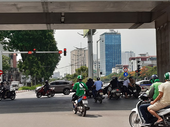 Chùm ảnh: Muôn kiểu vi phạm giao thông ngày nắng nóng - 8